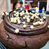 Nel giorno in cui visitiamo il negozio sono disponibili tra gli altri il chocolate cupcake cookie (farcito con crema di cioccolato)...(foto della pagina fb "Crumble cookies") 